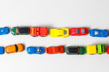 Handdoek met foto Jongenskamer Rij gekleurde speelgoedauto's  © Nataliia