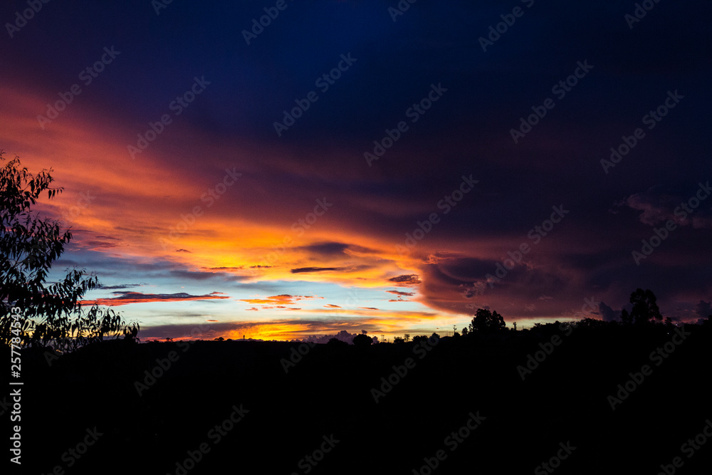 Obraz premium sunset over the city