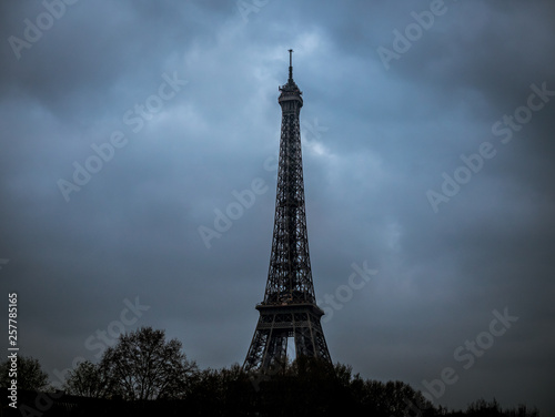 Fototapeta Naklejka Na Ścianę i Meble -  Eiffel Tower with dramatic sky