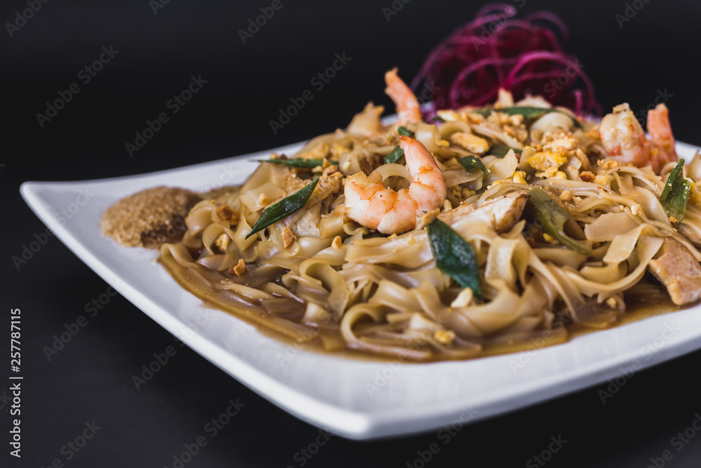 Close up shrimp pad thai dish