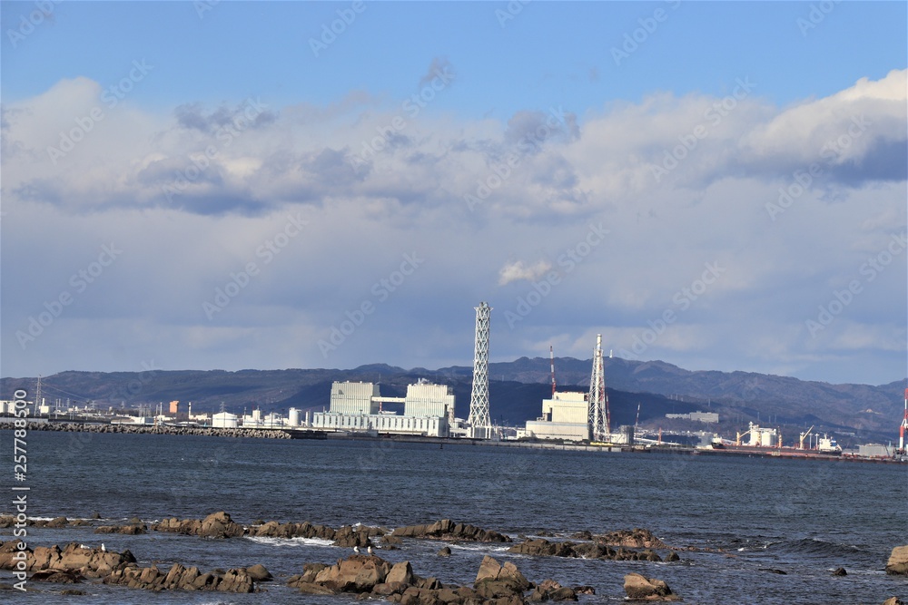 Naklejka premium 平磯海岸から望む常陸那珂火力発電