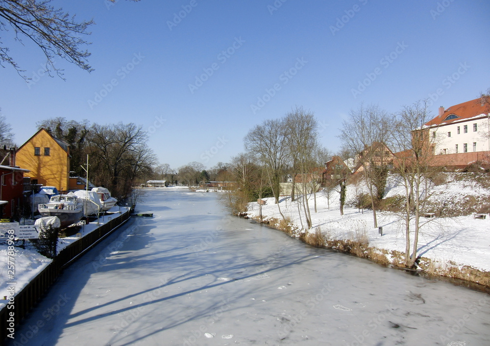 銀世界の冬のドイツ。雪化粧と凍る川の風景