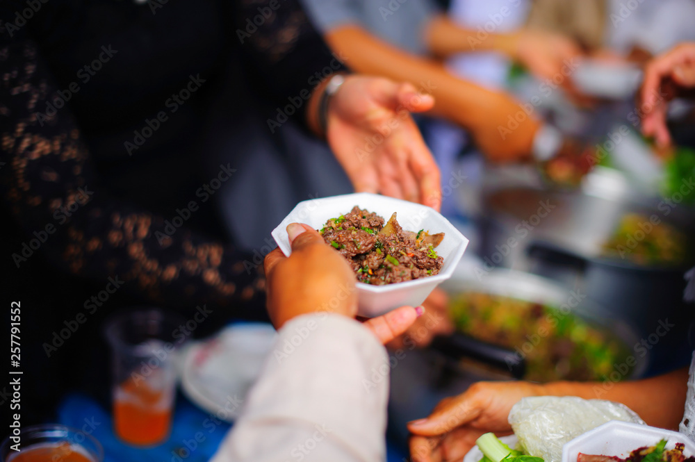 Volunteers collaborated to provide food to beggars with compassion. Volunteers collaborated to provide food to beggars with compassion.