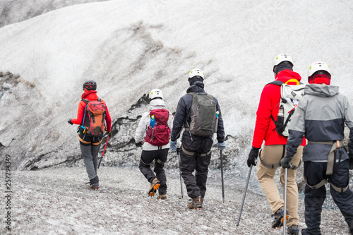 Billede på lærred Group of tourists heading to the guided tour on Solheimajokull glacier, Iceland