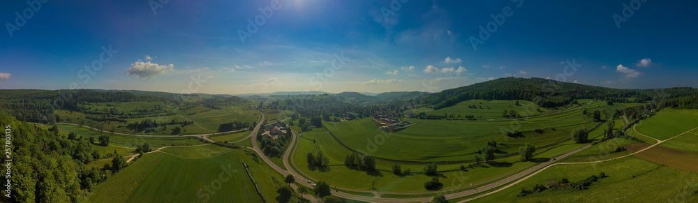 Grüner Blick über die Schwäbische Alb, Bäume und grüne Felder als Luftbild