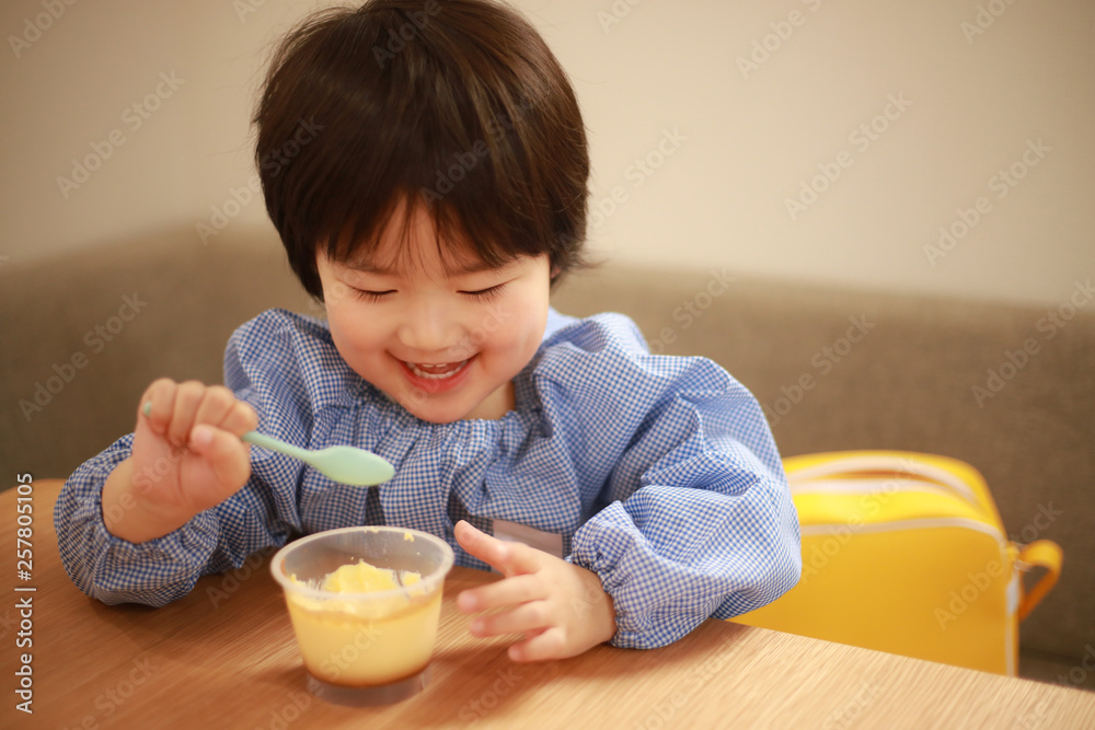おやつを食べる男の子 おやつを食べる男の子