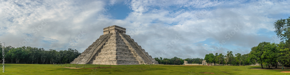 El Castillo or Temple of Kukulkan pyramid, Chichen Itza, Yucatan, Mexico