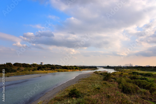 秋色に染まる相模川の景色 © masyok