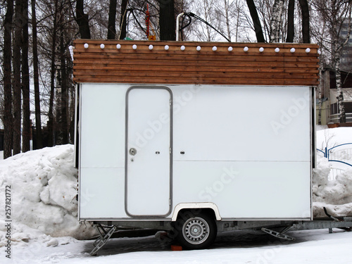 Fotografía White trailer on wheels with door, window