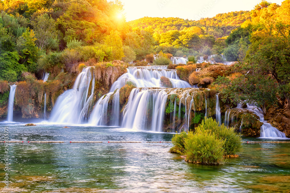 Fototapeta Niesamowity krajobraz przyrody, piękny wodospad o wschodzie słońca, słynny Skradinski buk, jeden z najpiękniejszych wodospadów w Europie i największy w Chorwacji, tło podróży na zewnątrz