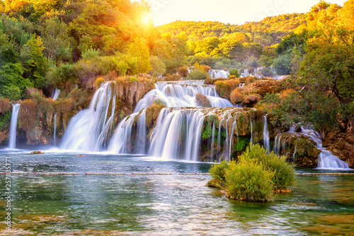 Niesamowity krajobraz przyrody, piękny wodospad o wschodzie słońca, słynny Skradinski buk, jeden z najpiękniejszych wodospadów w Europie i największy w Chorwacji, tło podróży na zewnątrz