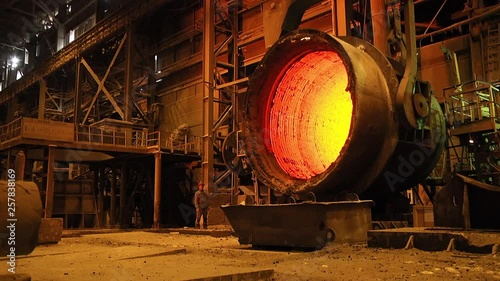 The hot bottom of the convector. Re-lining. The process of facing the bucket is chemically resistant and refractory materials.