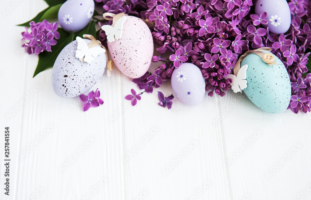 Obraz premium Spring lilac flowers and easter eggs
