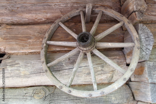Wooden wheel © Sergiy