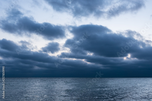 Wolken an der Küste der Ostsee bei Warnemünde