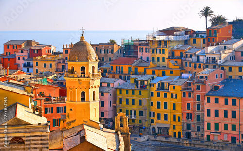 Foto Vernazza village with typical colorful multicolored buildings houses, Castello D