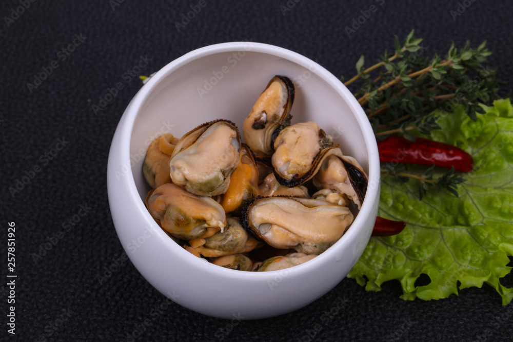 Pickled mussels in the bowl served pepper, garlic and salad Pickled mussels in the bowl served pepper, garlic and salad
