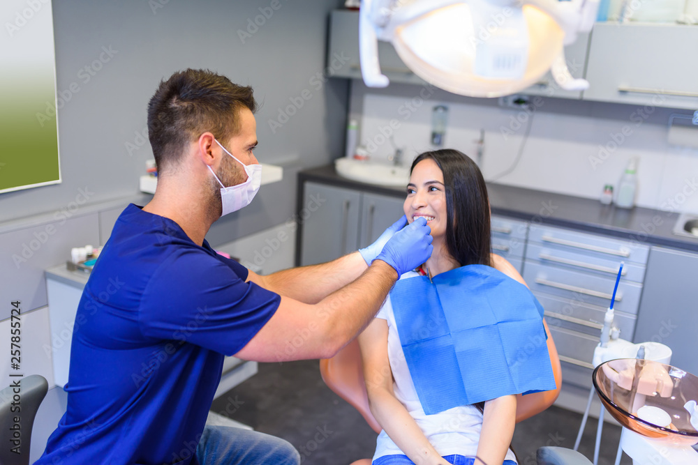 Εκτύπωση καμβά A young Dentist treating a female Patient in the dental studio