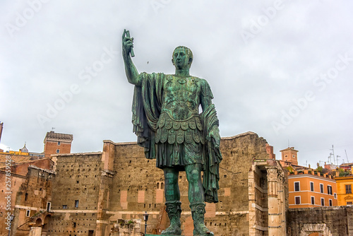 Foto Statue of the emperor Caesar Augustus Nerva, located near the Colosseum