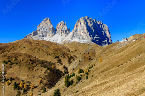 Jesienny krajobraz Dolomitów. Torri del Sella