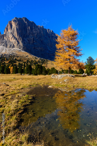 Jesienny krajobraz Dolomitów