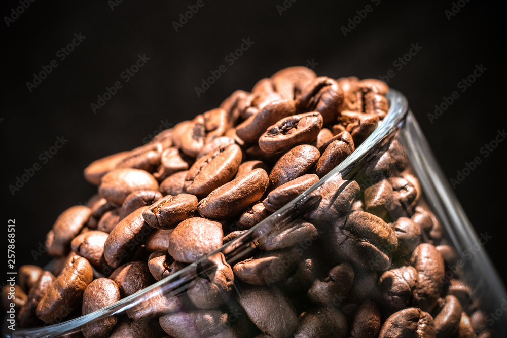 Obraz premium coffee beans in the glassy cup, close up