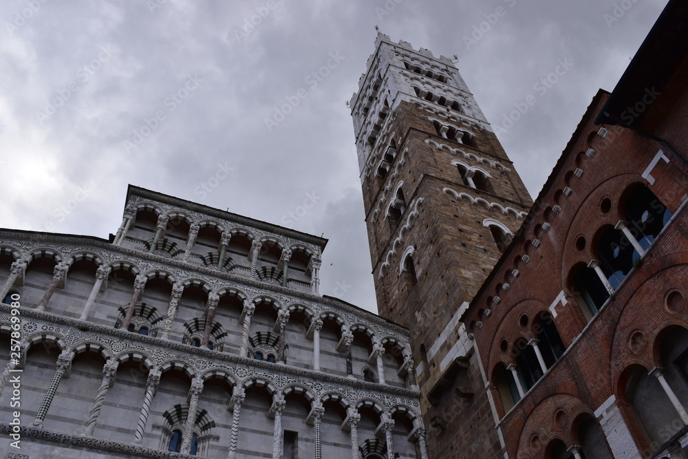 Obraz premium Duomo di San Martino Il Duomo di Lucca, Toscana. il principale luogo di culto cattolico della città di Lucca, Chiesa madre dell'omonima arcidiocesi.