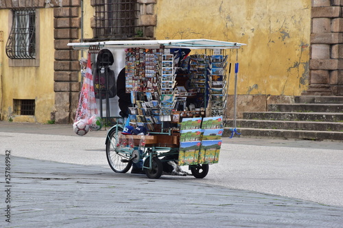 bancarella di un venditore ambulante di souvenir a Lucca, Italia photo