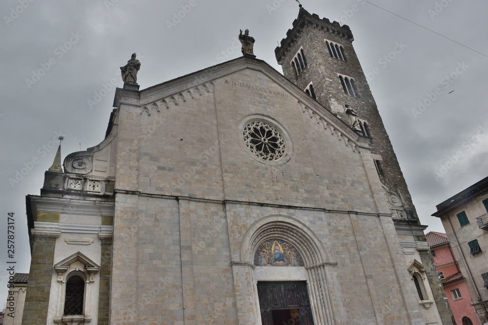 Chiesa di S. Maria, cattedrale di Sarzana, maestoso edificio, rivestito di marmo bianco con al centro Il rosone del Riccomanni