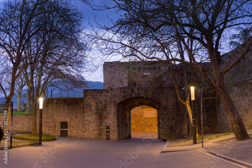 Portal de Francia al atardecer en Pamplona