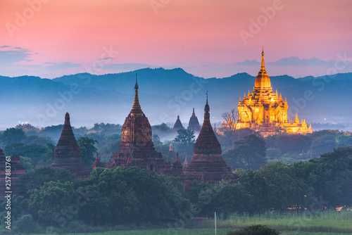 Fotografia Bagan, Myanmar ancient temple ruins landscape in the archaeological zone