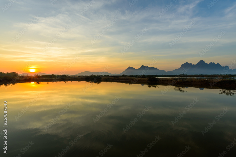 Obraz premium Sunrise at the lake / lake view in sunrise time