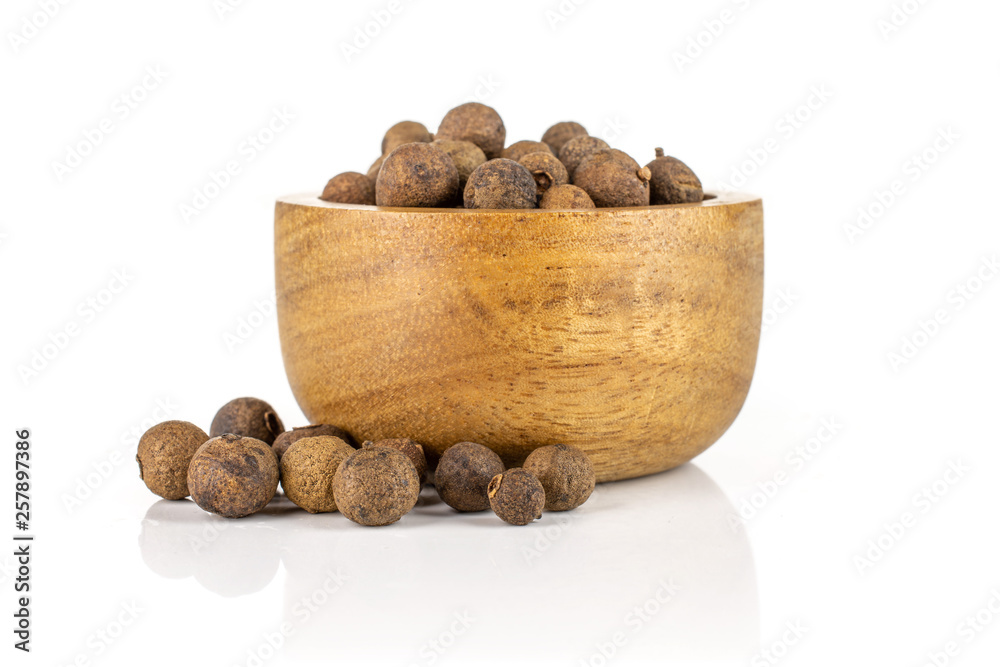 Lot of whole dry brown allspice berries with wooden bowl isolated on white background - obrazy, fototapety, plakaty 
