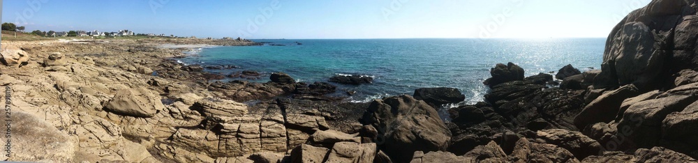 les rochers le long de la plage à Lesconil en Bretagne Finistère