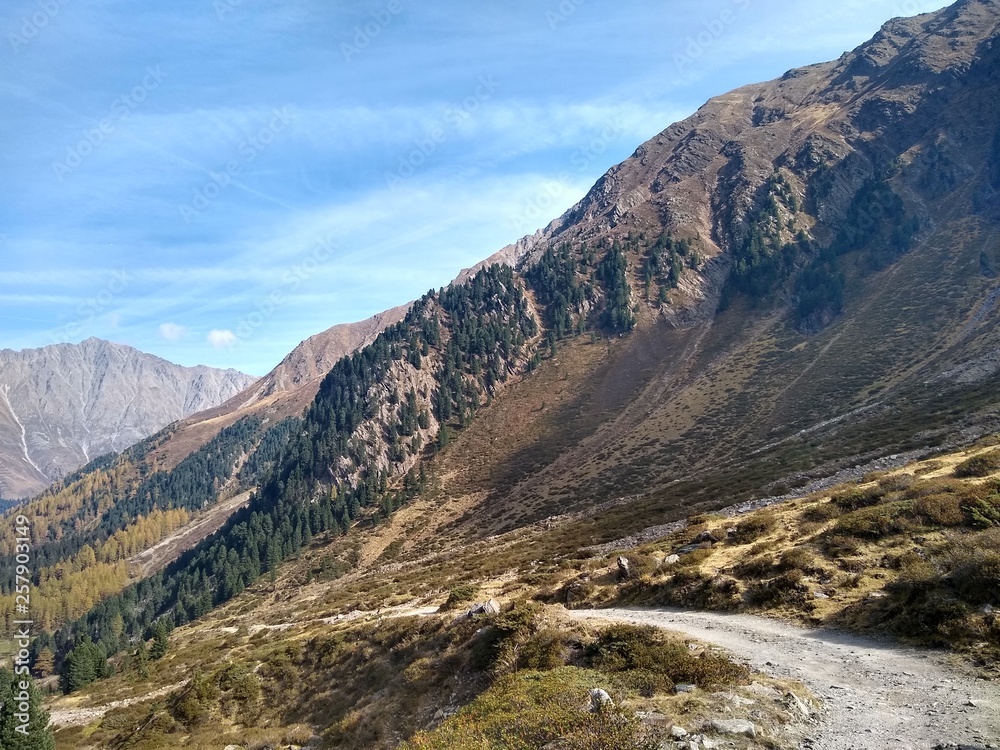 Weg durch die steilen Gebirgshänge Tirols