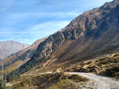 Weg durch die steilen Gebirgsh  nge Tirols