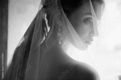 Photo Bride posing close up in a veil