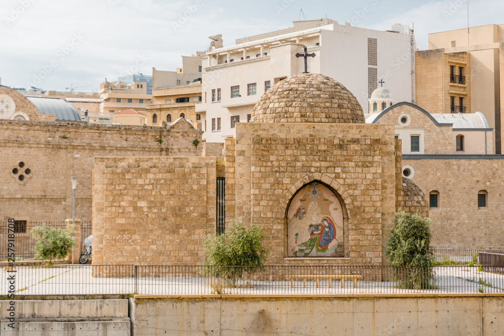 Fototapeta premium Rzymskie ruiny i Katedra św. Jerzego, Śródmieście, Bejrut, Liban