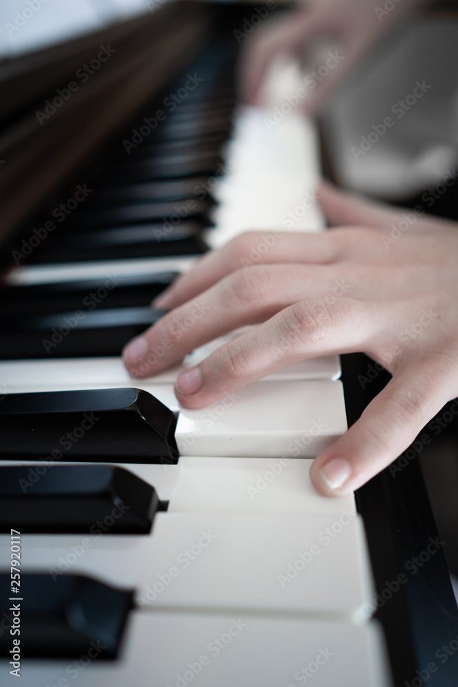 Obraz premium Girl and piano