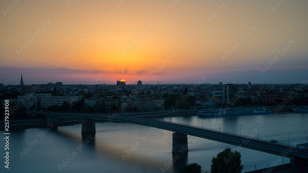 Novi Sad Sonnenuntergang mit Blick auf die Donau