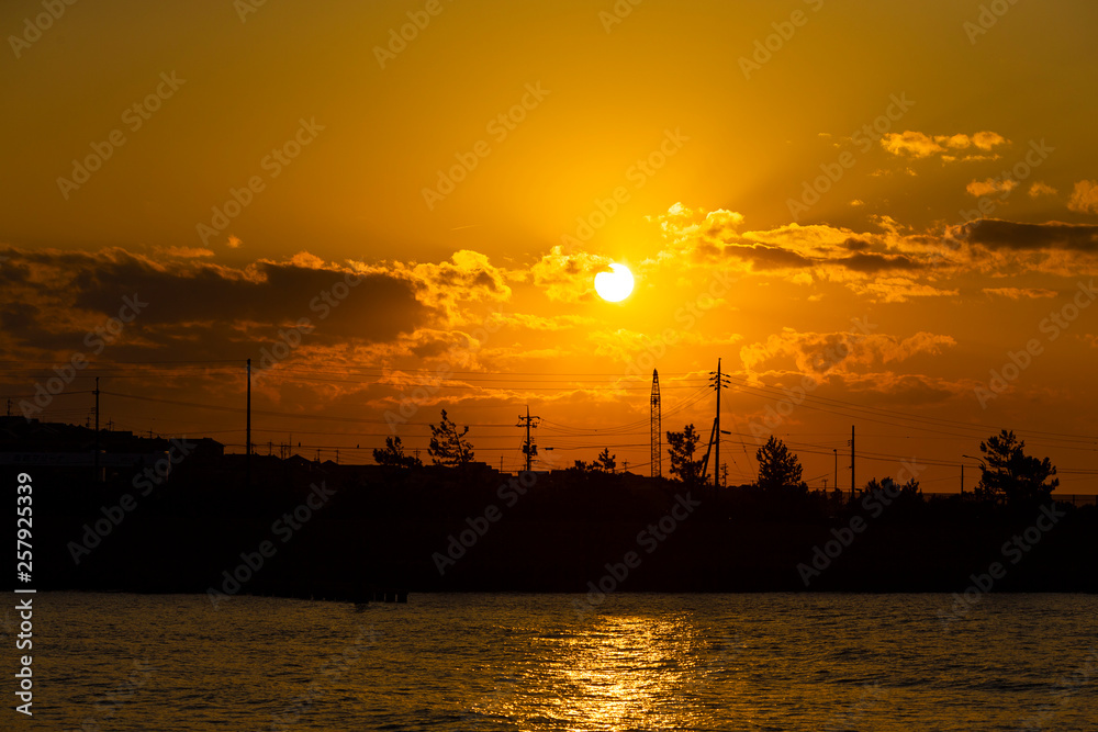 Naklejka premium 河口から眺める夕陽
