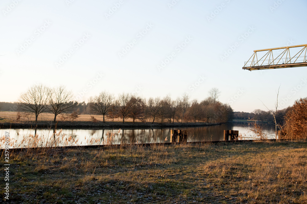 weitblick auf die ems an einem verlassenen ort in fresenburg emsland deutschland fotografiert an einem lauen sommer abend bei sonnenuntergang weitblick auf die ems an einem verlassenen ort in fresenburg emsland deutschland fotografiert an einem lauen sommer abend bei sonnenuntergang