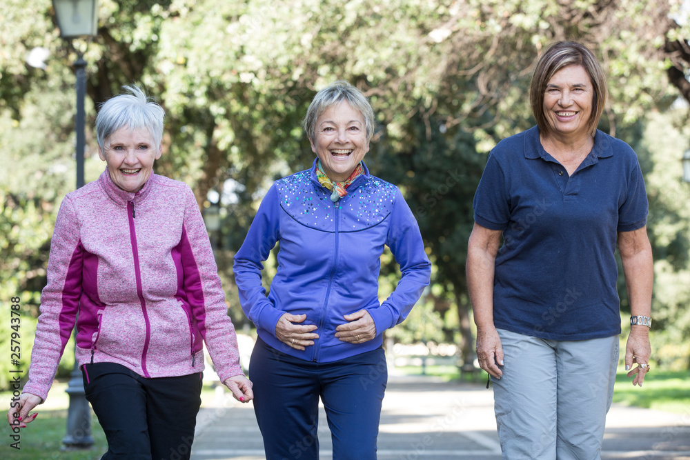 Anziani signori fanno attività di Jogging in mezzo ad un parco Anziani signori fanno attività di Jogging in mezzo ad un parco