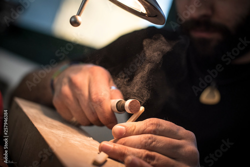 levigare in laboratorio liutaio pezzo di chitarra