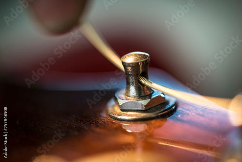 Accordare corda chitarra dito tirare