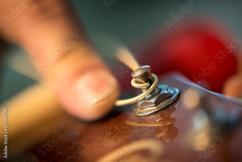 Accordare corda chitarra dito premere