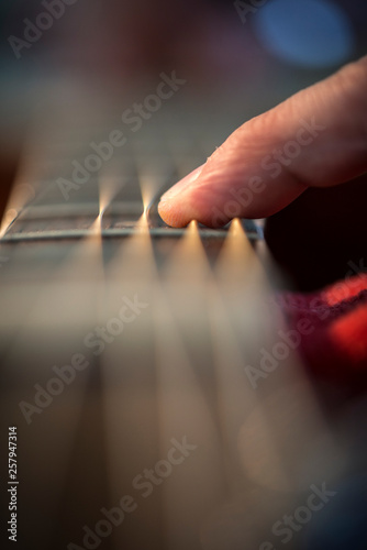 Premere corde chitarra dito