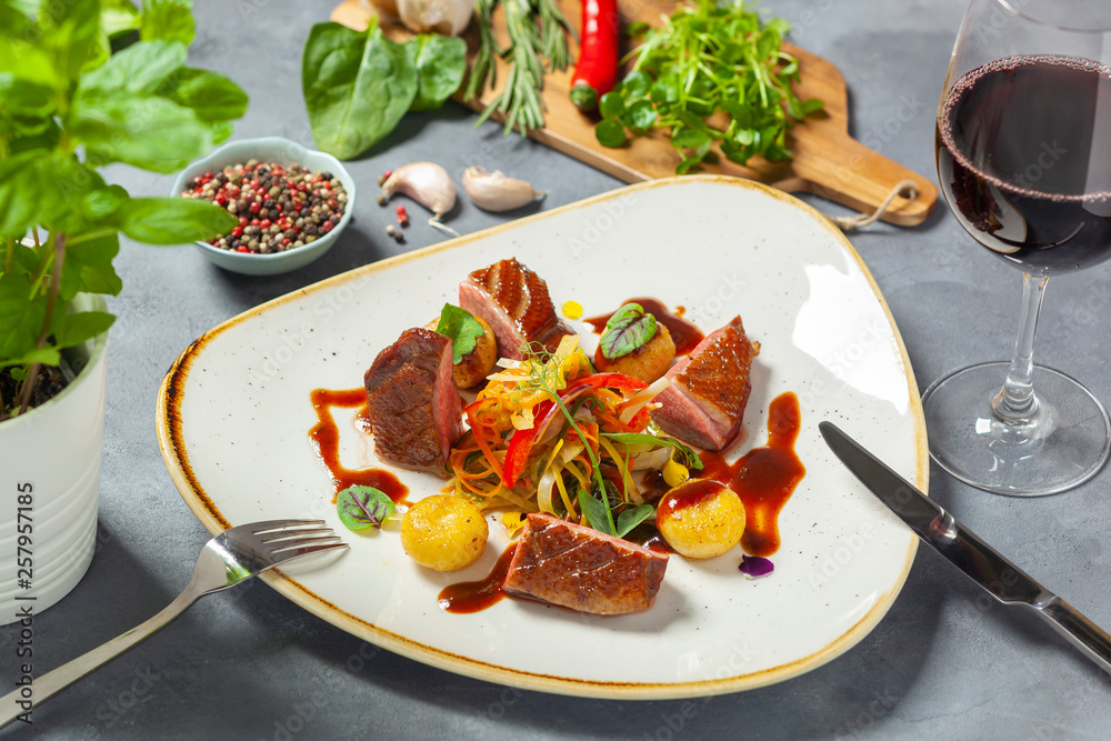 Pierś z kaczki sou vide podwędzana, chrupiąca sałatka warzywna z