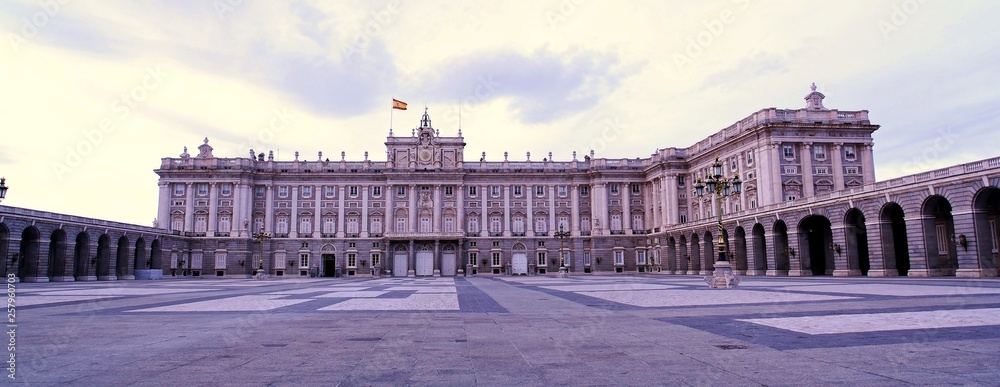 Fachada Sur (plaza de la armería) del Palacio Real de Madrid o Palacio de Oriente, en la Plaza de Oriente, Madrid, España.