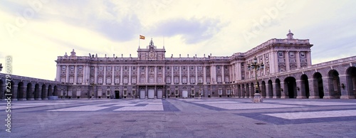 Fachada Sur (plaza de la armería) del Palacio Real de Madrid o Palacio de Oriente, en la Plaza de Oriente, Madrid, España.